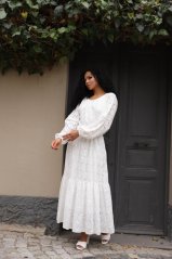 Bílé elegantní šaty HUNTI-Bílá